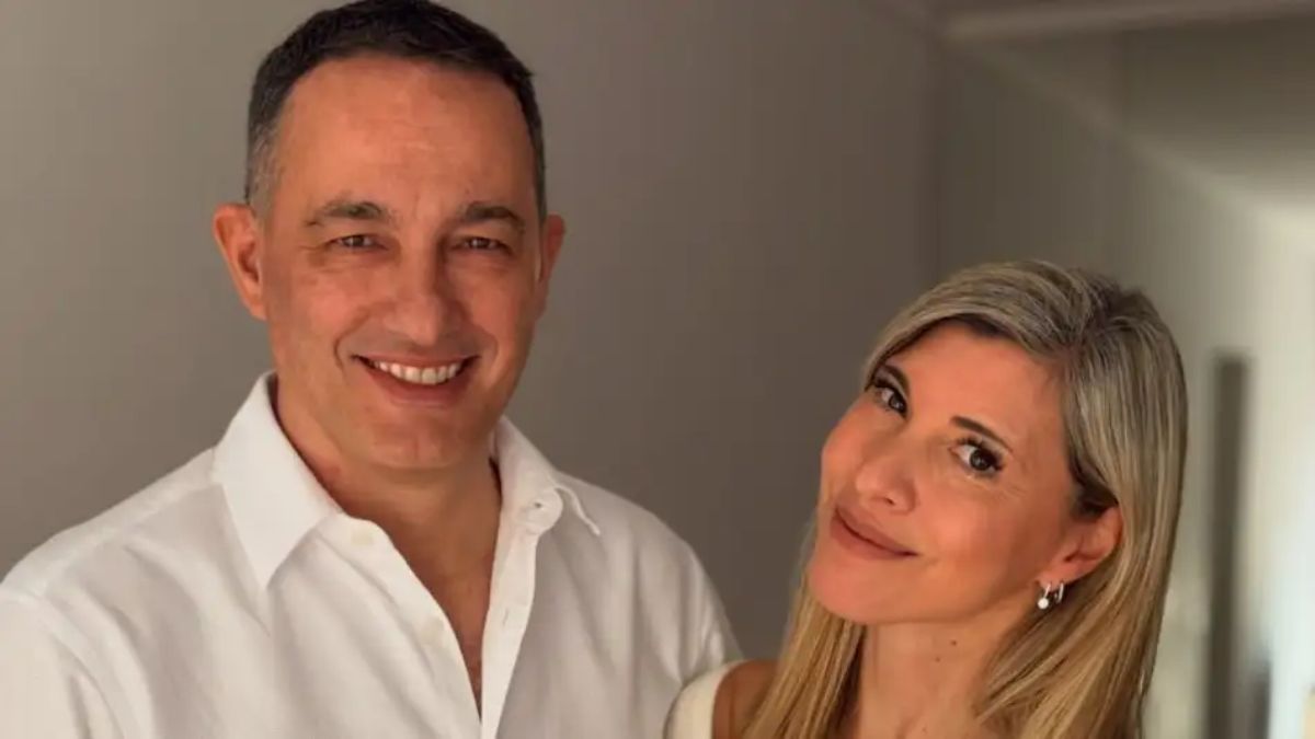 El periodista deportivo Fernando Carlos se casó con Verónica y mostró la libreta roja en sus redes sociales.