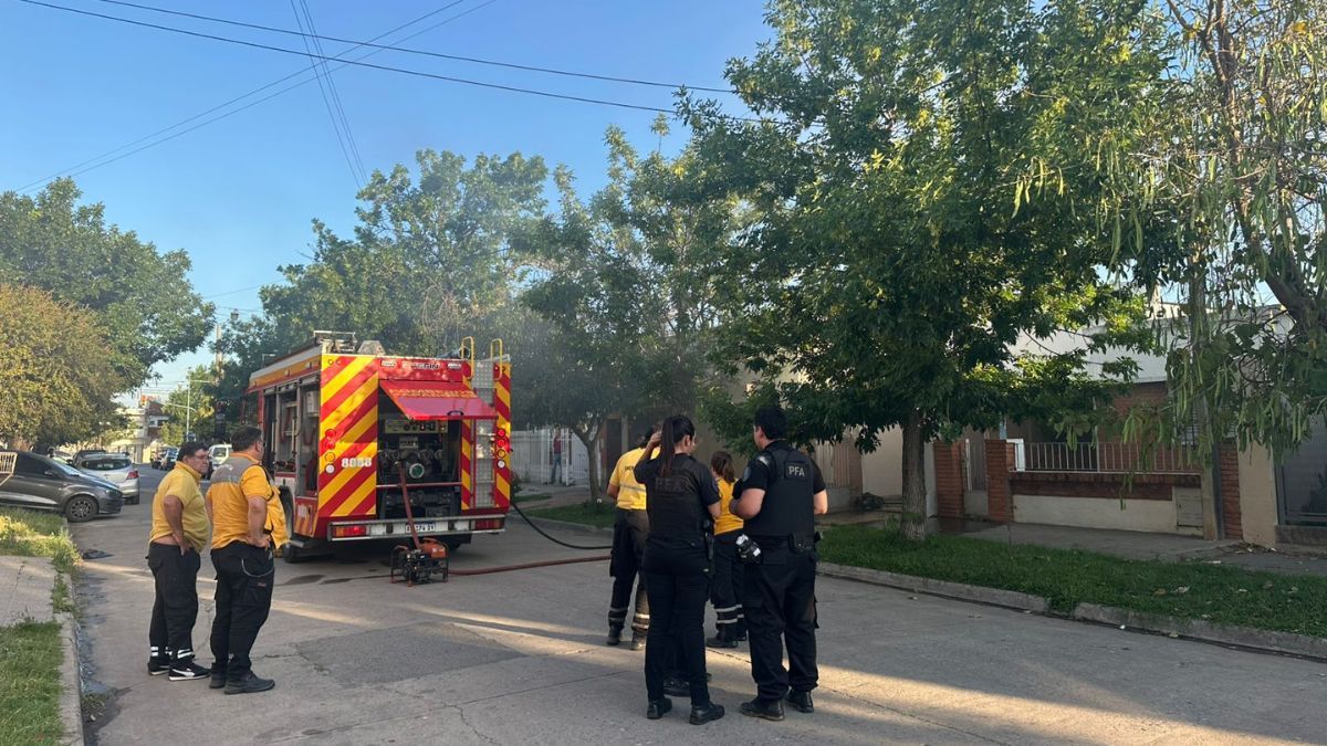 Dos hombres fueron trasladados al Cullen tras el incendio.