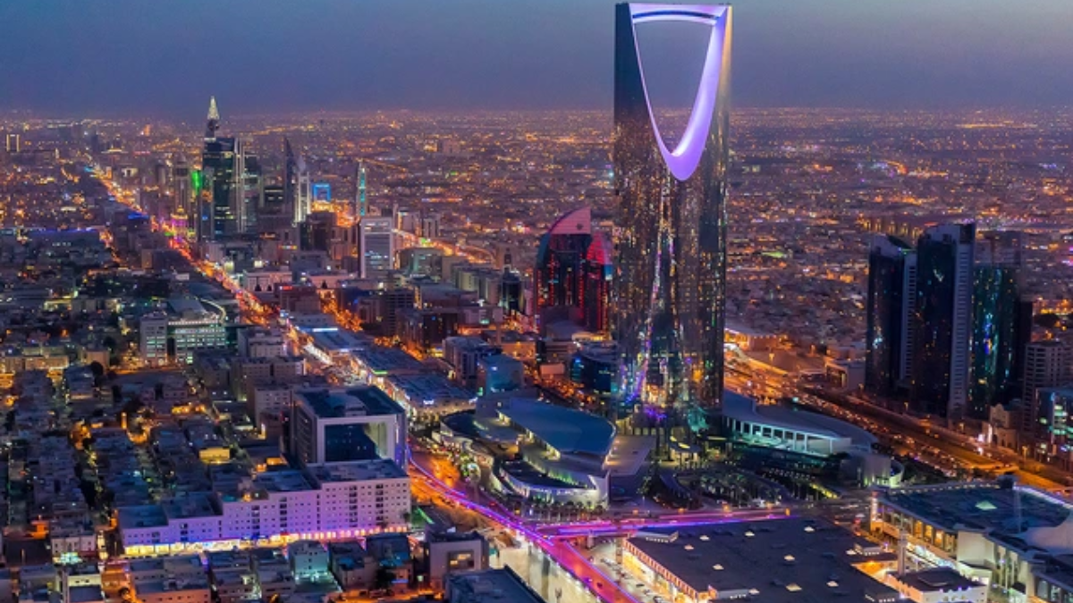 En Arabia Saudita no festejan la Navidad porque es un país de mayoría musulmana con una interpretación estricta del Islam, que considera las festividades no islámicas como contrarias a su fe, prohibiendo o restringiendo severamente las celebraciones públicas para proteger las costumbres islámicas, aunque las minorías religiosas pueden celebrarla en privado y con discreción. En Arabia Saudita no festejan la Navidad porque es un país de mayoría musulmana con una interpretación estricta del Islam, que considera las festividades no islámicas como contrarias a su fe, prohibiendo o restringiendo severamente las celebraciones públicas para proteger las costumbres islámicas, aunque las minorías religiosas pueden celebrarla en privado y con discreción.