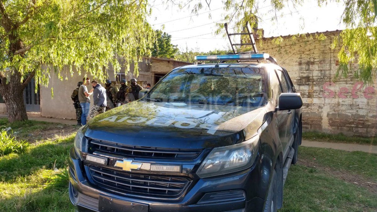 En las requisas no se hallaron armas de fuego, en cambio, sí encontraron balas y cuarenta envoltorios con cocaína