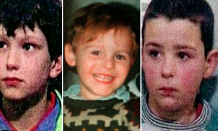 James Bulger , de dos años, desapareció el 12 de febrero de 1993 en un centro comercial de la localidad de Bootle, en Inglaterra. Dos días después, su cuerpo, seccionado en dos partes , fue encontrado en una línea férrea. James Bulger , de dos años, desapareció el 12 de febrero de 1993 en un centro comercial de la localidad de Bootle, en Inglaterra. Dos días después, su cuerpo, seccionado en dos partes , fue encontrado en una línea férrea.