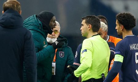 Ante un término racista de uno de los árbitros, Istanbul y París Saint-Germain se negaron a seguir jugando su partido de Champions League. Ante un término racista de uno de los árbitros, Istanbul y París Saint-Germain se negaron a seguir jugando su partido de Champions League.