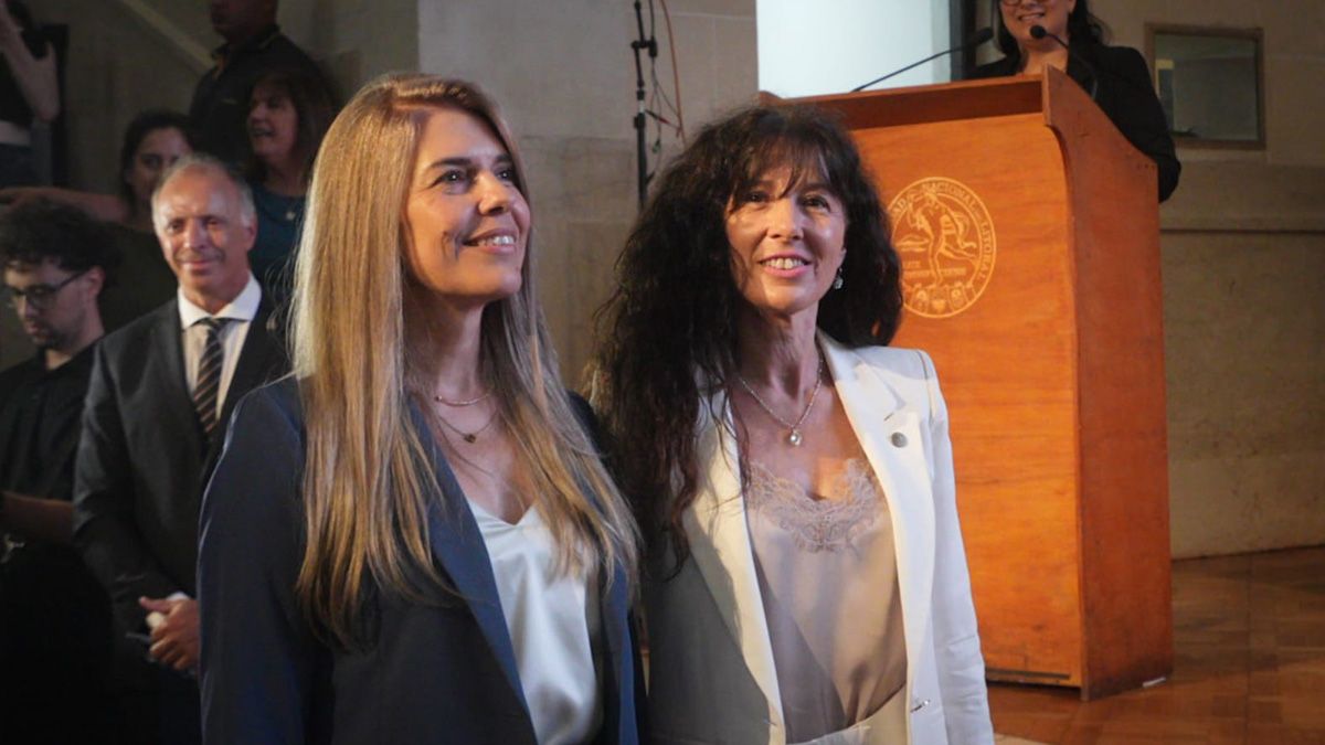 Liliana Dillon junto a Laura Tarabella, m&aacute;ximas autoridades de la Universidad Nacional del Litoral. 