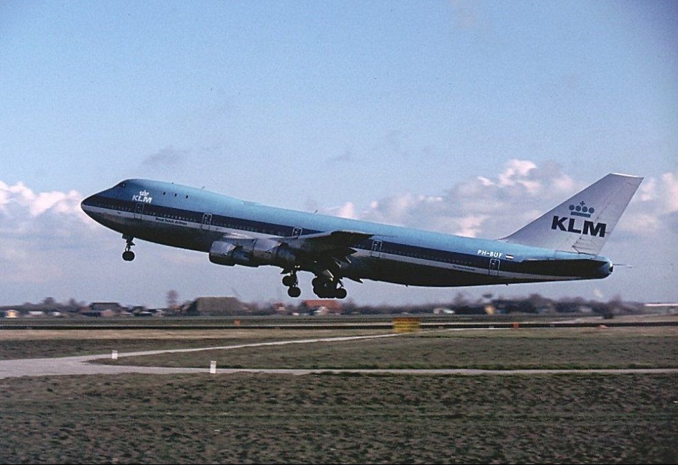El avión de KLM –la principal aerolínea de los Países Bajos– era un Boeing 747-206B matrícula PH-BUF, llamado Rijn (río Rin). Fue el que embistió al de Pan Am, y no sobrevivió ninguno de sus 248 ocupantes (234 holandeses –220 pasajeros y los 14 tripulantes–, más cinco pasajeros alemanes, cinco estadounidenses y cuatro austríacos).