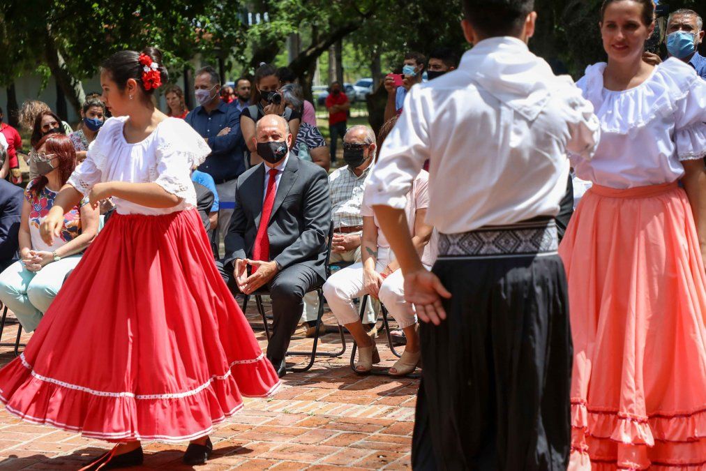 El espectáculo de danzas, estuvo a cargo del Ballet del Taller de Folclore comunal.