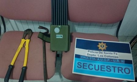 Los elementos que la policía le secuestró al bonaerense que ingresó al club. Los elementos que la policía le secuestró al bonaerense que ingresó al club.