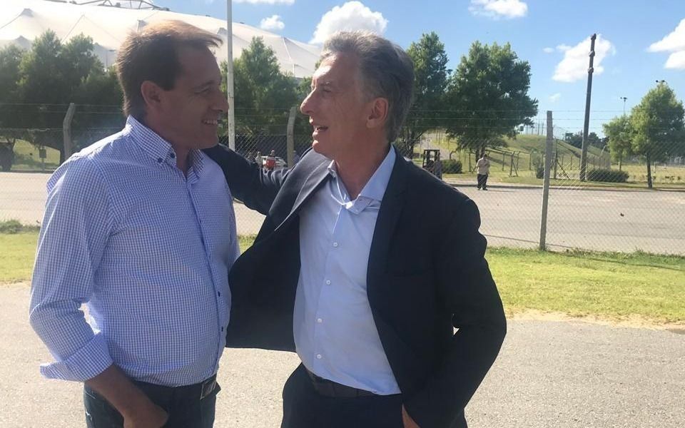 En una breve visita a La Plata, Macri se reunió con el intendente Garro y con un comerciante