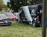 Al BMW le falta la rueda izquierda trasera.