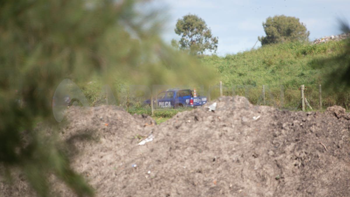 Dos camionetas de la Policía de la Provincia de Santa Fe llegaron hasta el lugar del hallazgo.