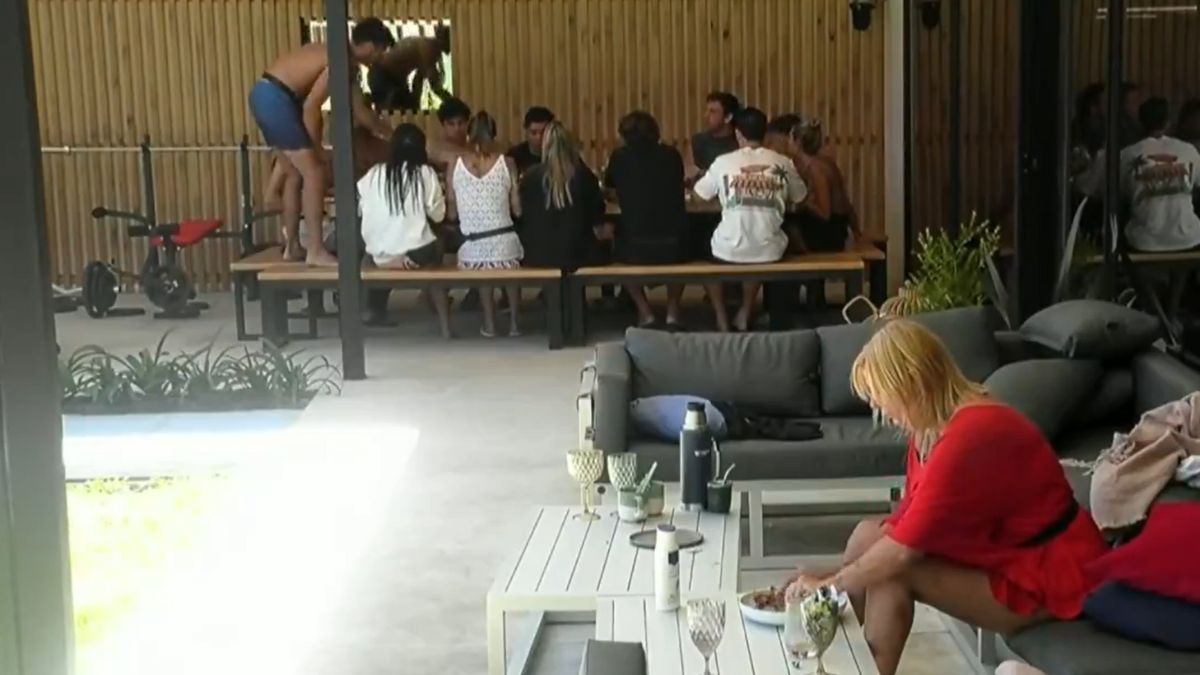 Virginia comió sola en la casa de Gran Hermano. Virginia comió sola en la casa de Gran Hermano.