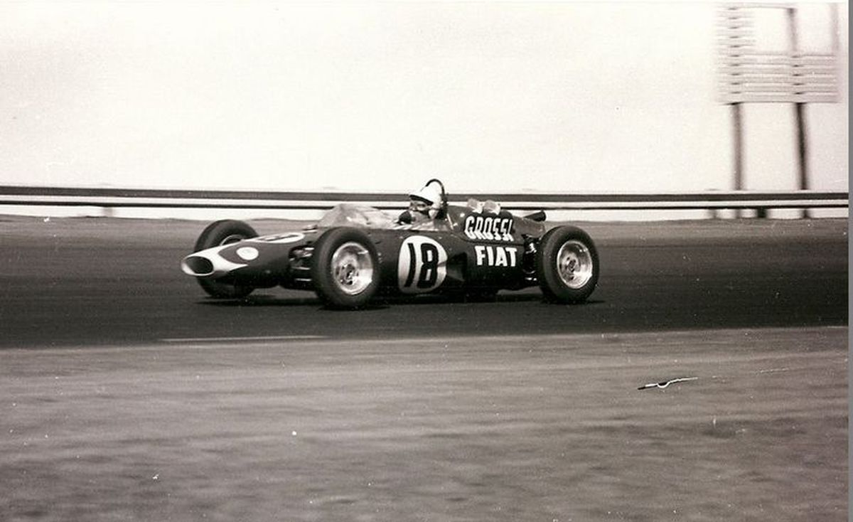 En 1966, Reutemann debutó en la Mecánica Argentina Fórmula 1 en las 500 Millas de Rafaela, con el De Tomaso-Fiat que los Grossi prepararon para él. En su primera prueba con un monoposto, y finalizó 5º. En 1966, Reutemann debutó en la Mecánica Argentina Fórmula 1 en las 500 Millas de Rafaela, con el De Tomaso-Fiat que los Grossi prepararon para él. En su primera prueba con un monoposto, y finalizó 5º.