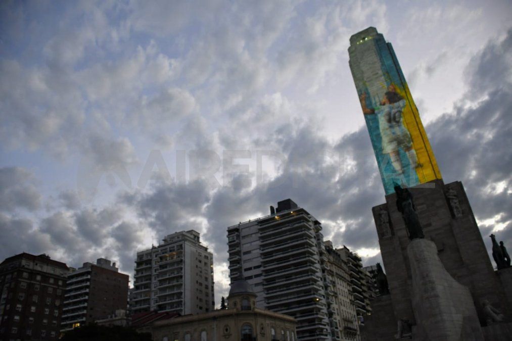 El Monumento a la Bandera se vistió de blanco y celeste en la víspera de la final de la Copa América.