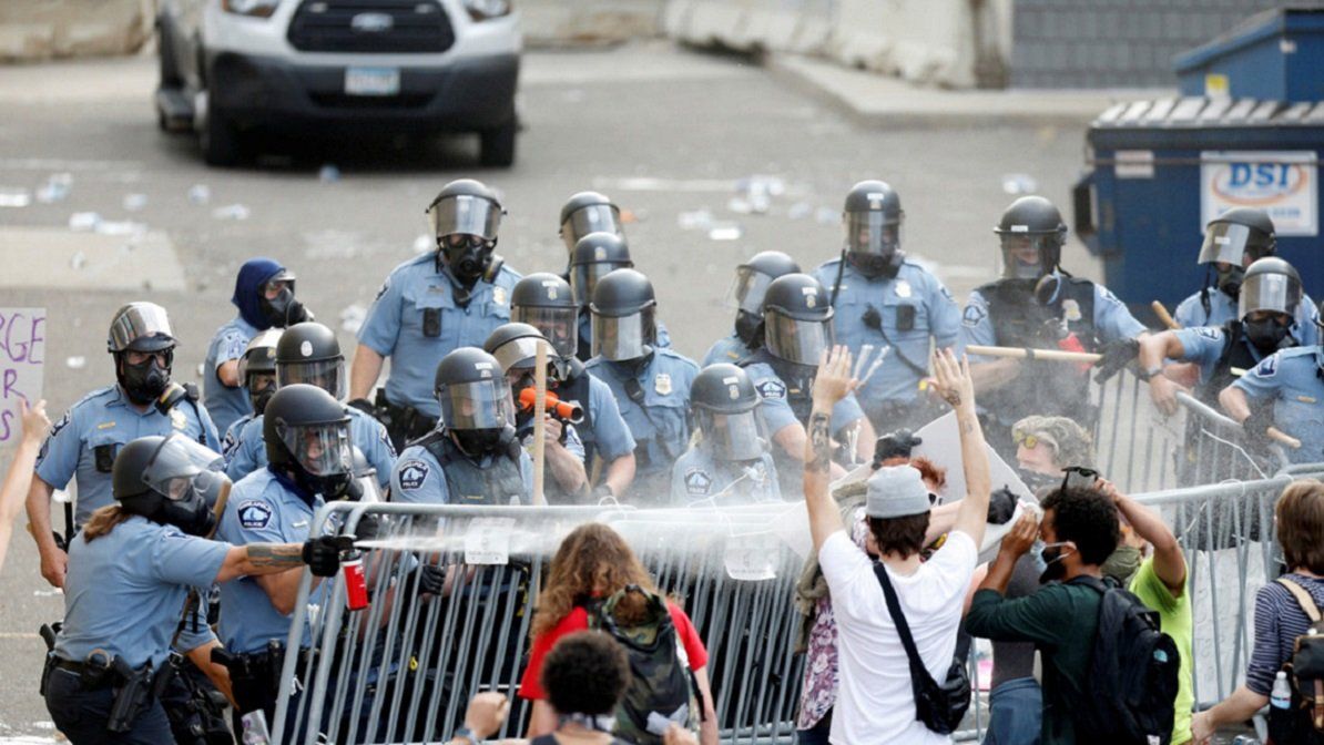 Videos: batalla campal en las calles de Mineápolis y Los Ángeles por la muerte de George Floyd