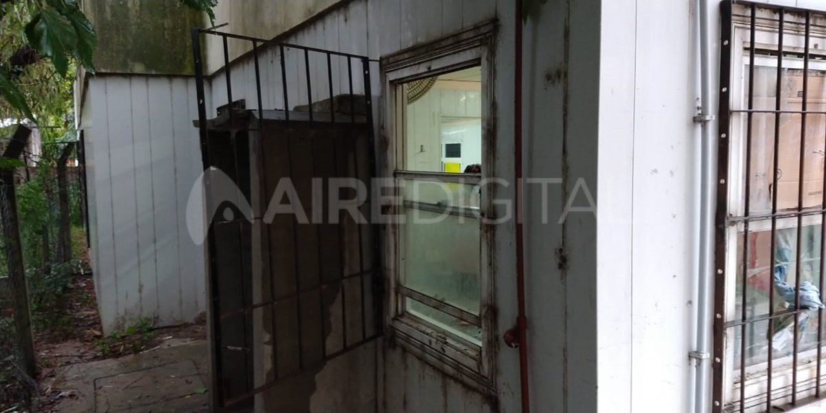 Violentaron una ventana e ingresaron al jard&iacute;n donde adem&aacute;s de llevarse todo provocaron destrozos