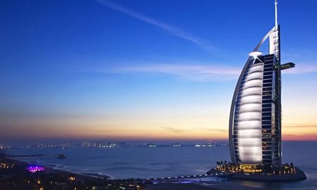 El icónico hotel de Dubai sufrió daños menores. El icónico hotel de Dubai sufrió daños menores.