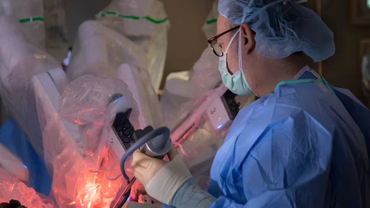 El doctor Elli ya usa la cirugía robótica en intervenciones de pacientes con reflujo esofágico.