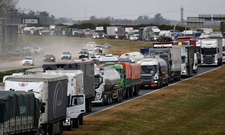 Desde la cámara que nuclea a las empresas de transporte de carga revelaron que “estas últimas semanas, empezó a faltar. No llega todo el gasoil necesario sobre todo al centro norte de Santa Fe y al NEA y NOA”. Desde la cámara que nuclea a las empresas de transporte de carga revelaron que “estas últimas semanas, empezó a faltar. No llega todo el gasoil necesario sobre todo al centro norte de Santa Fe y al NEA y NOA”.