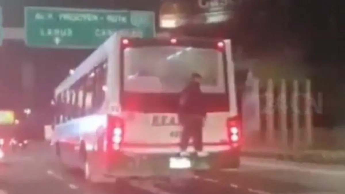 Viajó colgado de un colectivo para no pagar el boleto.