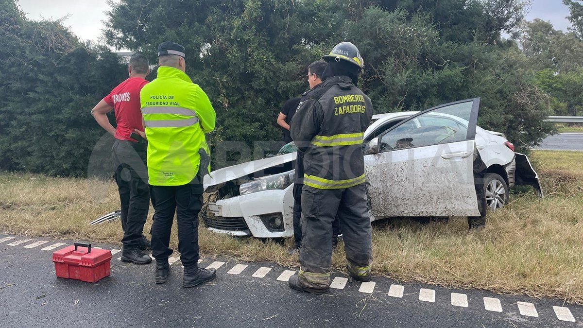 A raíz del siniestro, la circulación se encuentra reducida, con media calzada habilitada y trabaja en el lugar personal de Bomberos Zapadores. A raíz del siniestro, la circulación se encuentra reducida, con media calzada habilitada y trabaja en el lugar personal de Bomberos Zapadores.