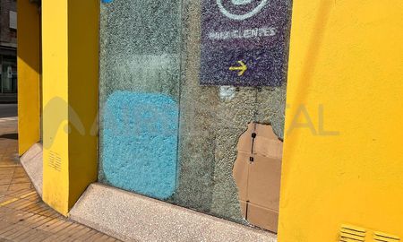 Así quedó la vidriera de la pinturería robada durante este domingo por la madrugada. Así quedó la vidriera de la pinturería robada durante este domingo por la madrugada.
