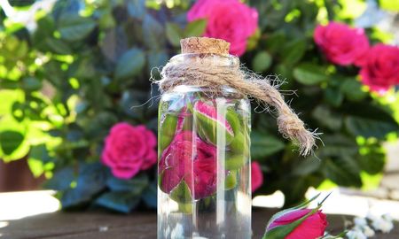 Agua micelar para limpiar el rostro de manera natural. Agua micelar para limpiar el rostro de manera natural.