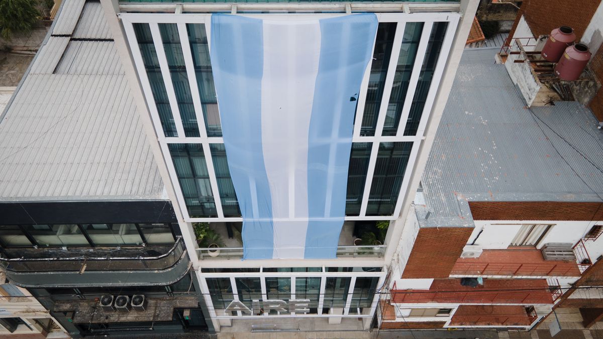 La bandera argentina adorna la fachada del edificio de AIRE de Santa Fe. La bandera argentina adorna la fachada del edificio de AIRE de Santa Fe.