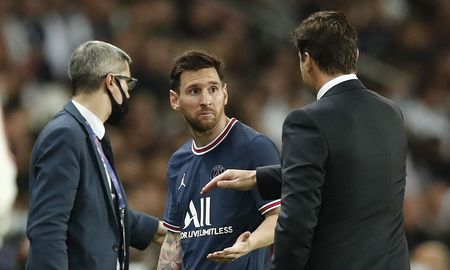 Lionel Messi se muestra disconforme luego de salir reemplazado en el 2-1 a favor del Paris Saint-Germain ante el Lyon. Lionel Messi se muestra disconforme luego de salir reemplazado en el 2-1 a favor del Paris Saint-Germain ante el Lyon.