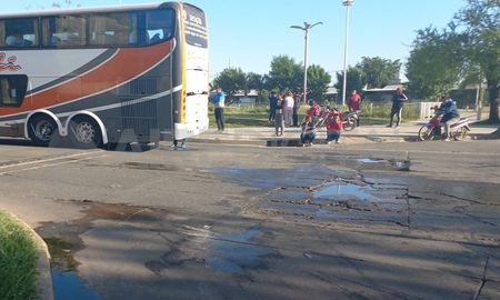 Los chicos estuvieron cuatro horas arriba del colectivo que nunca arrancó. Los chicos estuvieron cuatro horas arriba del colectivo que nunca arrancó.