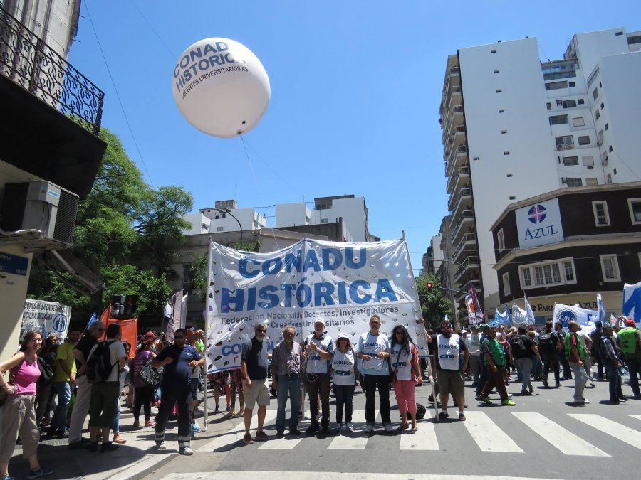 Docentes universitarios preparan una “gran marcha” nacional