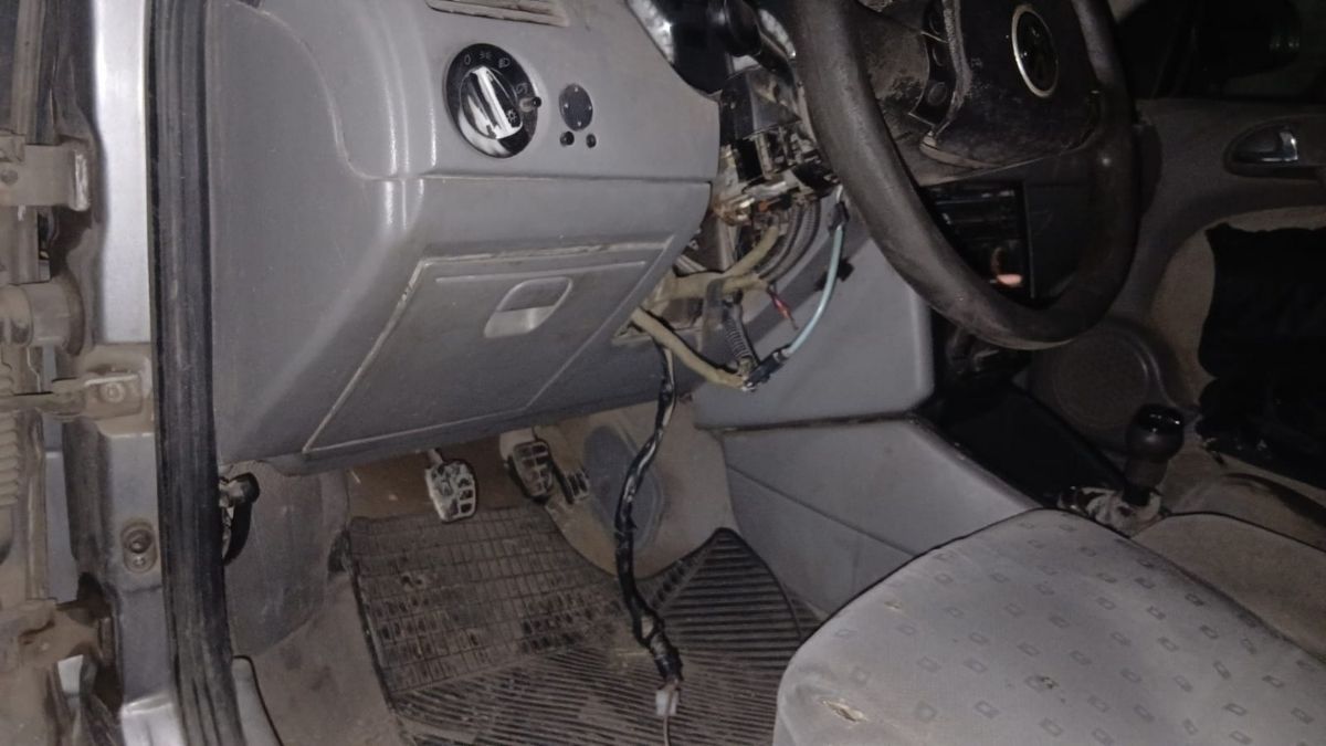 La agresora, una mujer de 36 años, también fue denunciada por cortar los cables debajo del tablero. La agresora, una mujer de 36 años, también fue denunciada por cortar los cables debajo del tablero.