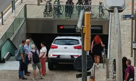 El auto quedó atascado en plena entrada del subte y generó un operativo de rescate en Barcelona. El auto quedó atascado en plena entrada del subte y generó un operativo de rescate en Barcelona.