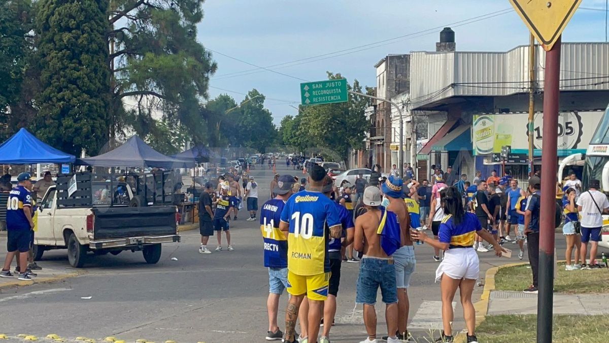 Entre $8000 y $20000 cobraron los cuidacoches durante el partido entre Boca y Argentino en el estadio de Colón.