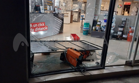 Dos ladrones destrozaron una vidriera, robaron, intentaron escapar y fueron atrapados Dos ladrones destrozaron una vidriera, robaron, intentaron escapar y fueron atrapados