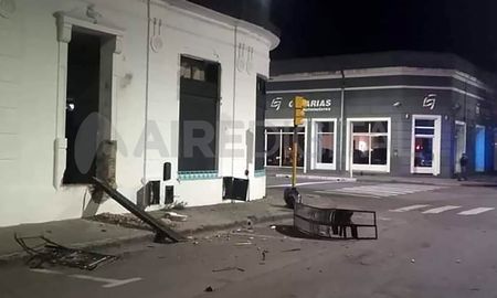 El local de La Cámpora fue atentado desde la calle en Bahía Blanca. El local de La Cámpora fue atentado desde la calle en Bahía Blanca.