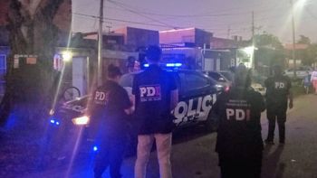 Rosario: un hombre fue detenido, rompió una ventanilla de un móvil policial para escapar y murió