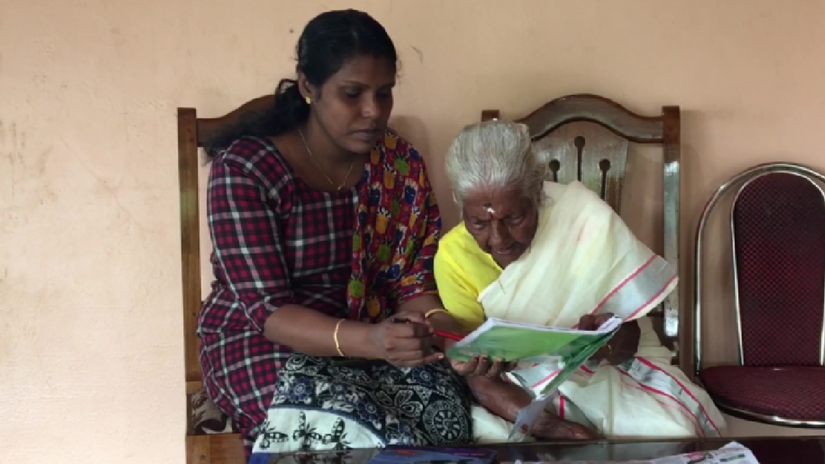 Kuttiyamma, junto a su maestra Rehana John.