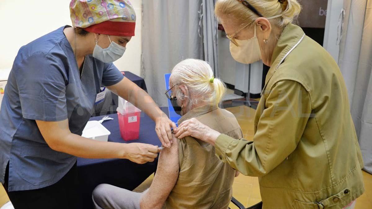 Con estos registros, suman 2.373.153 positivos en el país, de los cuales 2.121.954 son pacientes recuperados y 195.176 son casos confirmados activos.