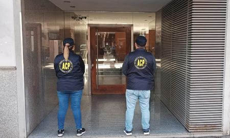 Detuvieron a dos policías y un ex policía por estafas reiteradas en Rosario. Detuvieron a dos policías y un ex policía por estafas reiteradas en Rosario.