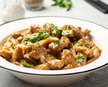 Actualmente, el lomo stroganoff es uno de los platos más reconocidos de la cocina internacional y suele servirse con papas, arroz o pastas.