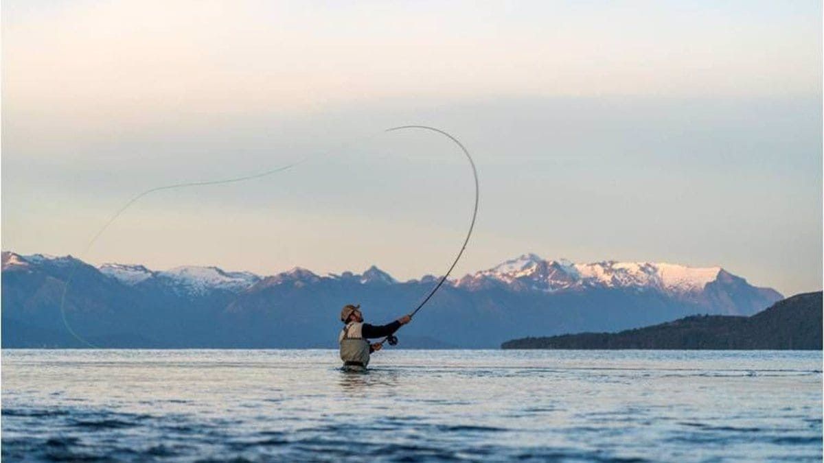 Una de las actividades principales en el Lago Rivadavia es la pesca con devolución. (Foto: Inprotur) Una de las actividades principales en el Lago Rivadavia es la pesca con devolución. (Foto: Inprotur)