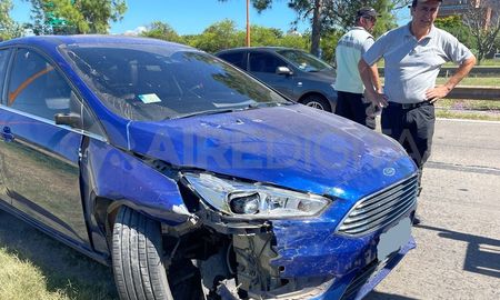 El conductor del Ford Focus azul atropelló al motociclista, lo arrastró 100 metros y se dio a la fuga. El conductor del Ford Focus azul atropelló al motociclista, lo arrastró 100 metros y se dio a la fuga.