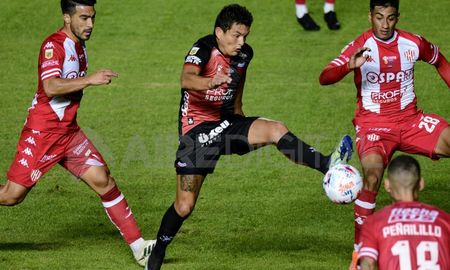 Colón y Unión igualaron 1-1 por la Copa de la Liga. Colón y Unión igualaron 1-1 por la Copa de la Liga.