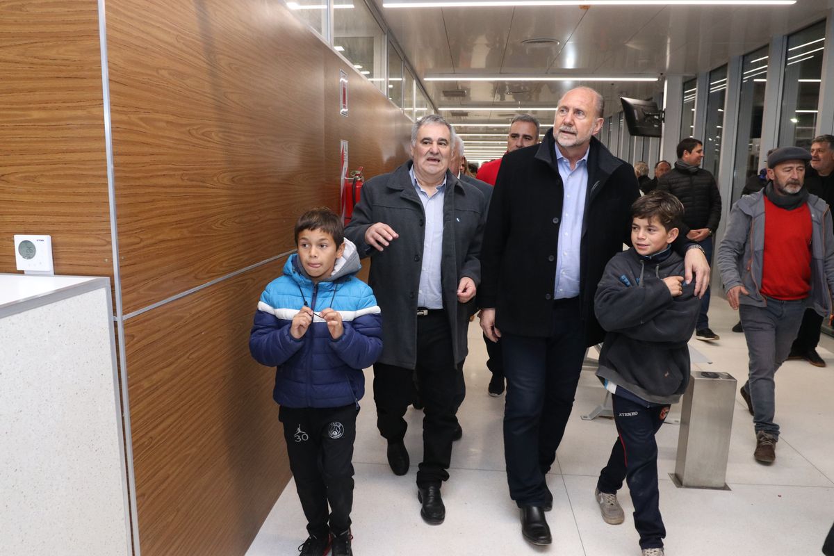 El gobernador Perotti inauguró la nueva terminal de ómnibus de Calchaquí.