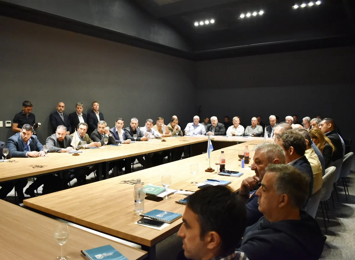 Con la presencia de Luis Spahn, se llevó a cabo la reunión de Tapia con los dirigentes tras el conflicto Tévez-Toviggino. Con la presencia de Luis Spahn, se llevó a cabo la reunión de Tapia con los dirigentes tras el conflicto Tévez-Toviggino.