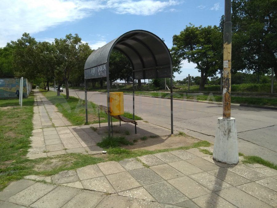 Los vecinos de barrio El Pozo aseguran que los colectivos tardan una hora en pasar. 