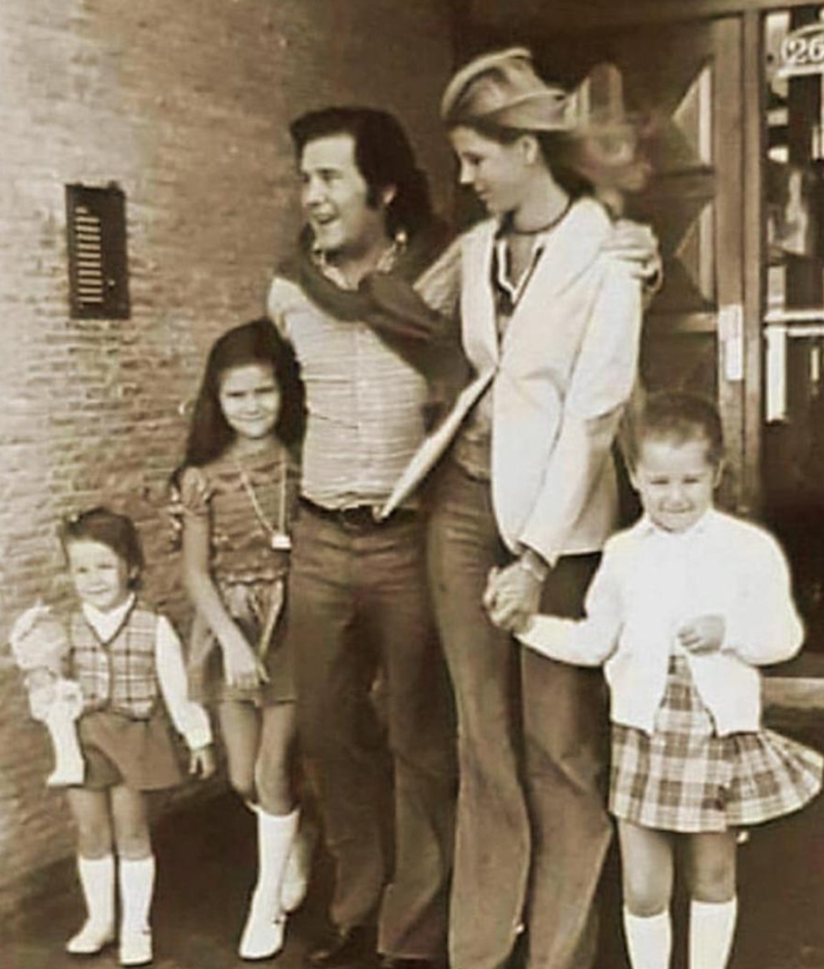 Leo Dan junto a su familia de jóvenes. Leo Dan junto a su familia de jóvenes.