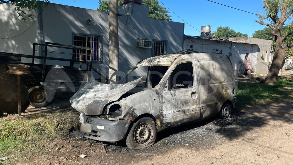 Es la segunda camioneta en tres años que le prenden fuego a Alejandro: Es la segunda camioneta en tres años que le prenden fuego a Alejandro:
