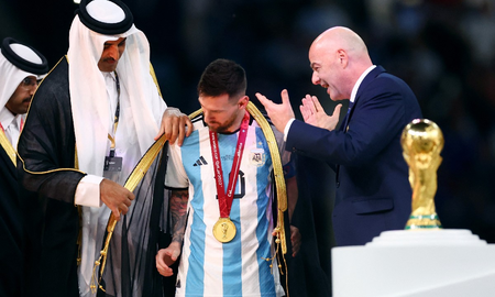 Qué es y qué significa la capa negra que le pusieron a Messi antes de recibir la Copa Qué es y qué significa la capa negra que le pusieron a Messi antes de recibir la Copa