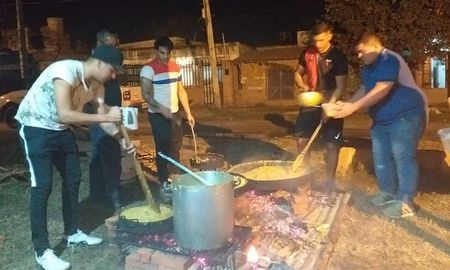 El comedor “Hoy por ellos” comenzó a funcionar hace seis meses en barrio San Lorenzo, la iniciativa que nació de un grupo de amigos que buscaba llevar alivio a los más necesitados en el barrio. El comedor “Hoy por ellos” comenzó a funcionar hace seis meses en barrio San Lorenzo, la iniciativa que nació de un grupo de amigos que buscaba llevar alivio a los más necesitados en el barrio.