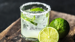 altText(Cómo hacer caipiroska: la versión con vodka del cóctel brasileño más famoso y refrescante)}
